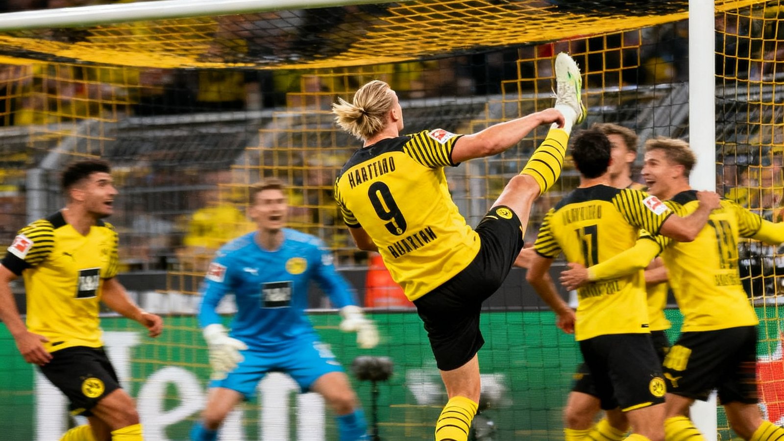 哈兰德在禁区内背对球门接应传中，以一记精彩的倒钩动作将球打入球门死角，门将完全无法做出反应，队友从四面八方涌来庆祝